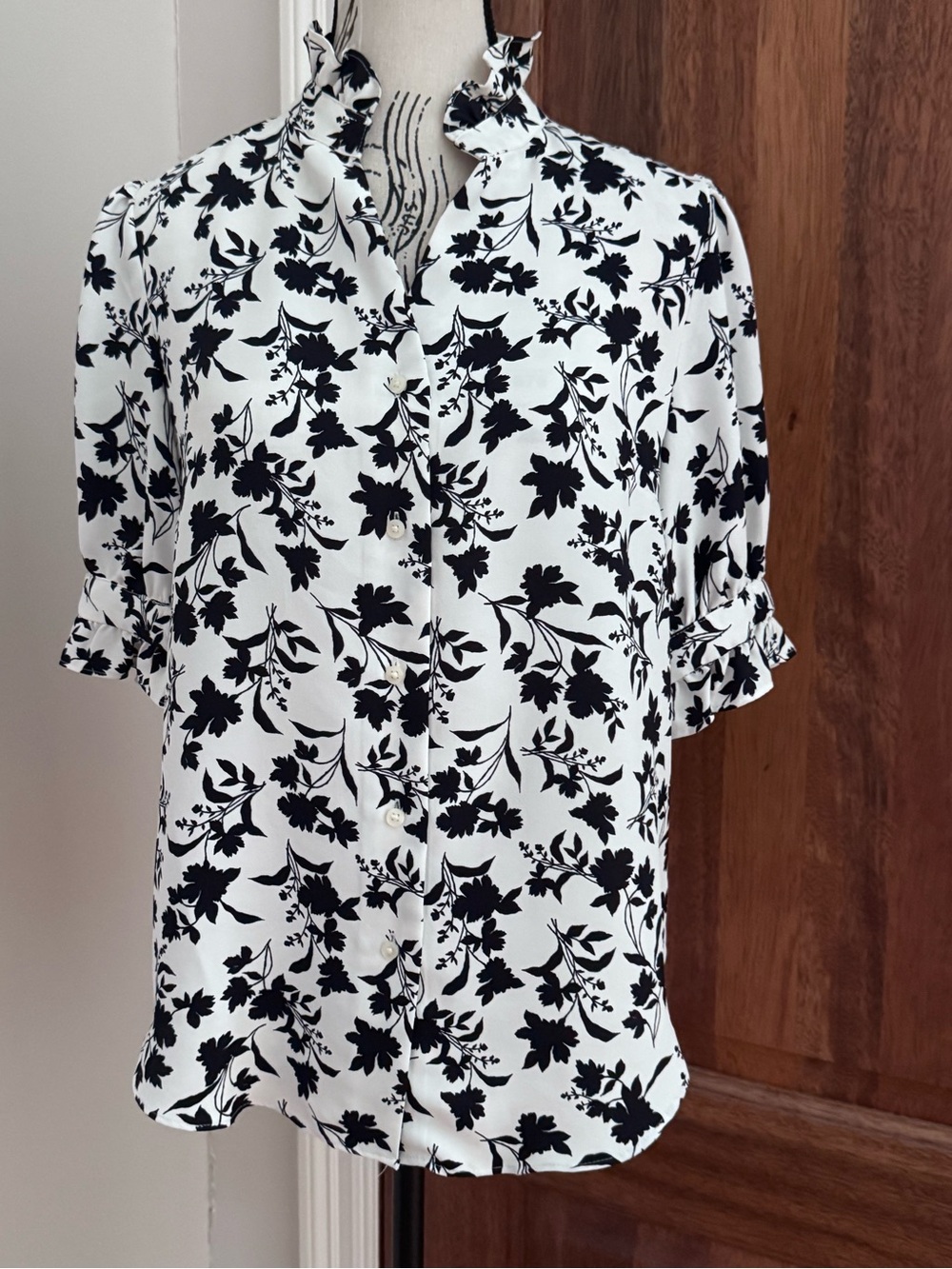 ‼️🏷️Price to Sell. Ann Taylor Black & White Blouse